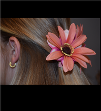 Load image into Gallery viewer, Flowers- Hairclip
